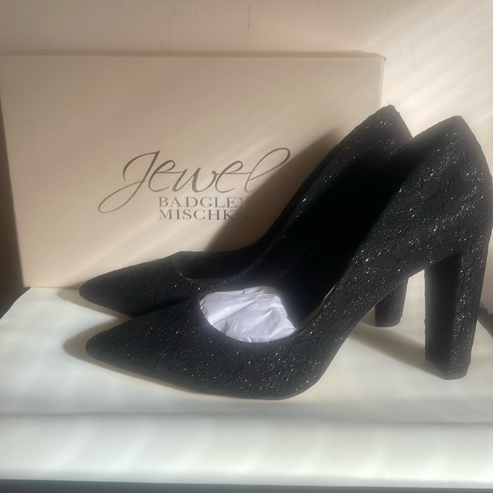 Jewel Badgley Mischka Women’s Rumor Pump.    Color:  BLK Lace.  Sz: 10